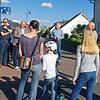 Die Anwohner des Sophienwegs und Bürgermeister Brehm diskutierten in Höchstadt Für und Wider der Absperrung.