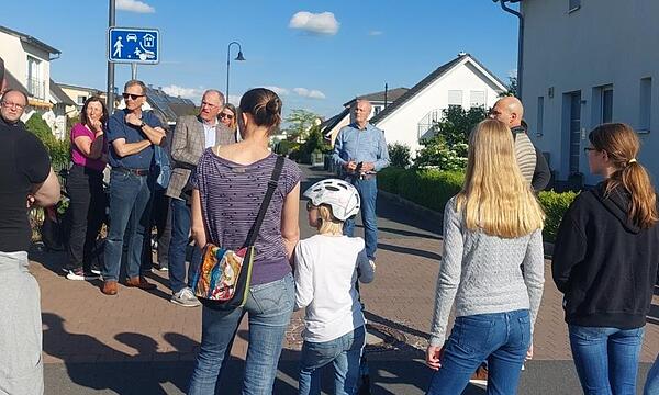 Die Anwohner des Sophienwegs und Bürgermeister Brehm diskutierten in Höchstadt Für und Wider der Absperrung.