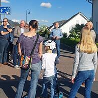 Die Anwohner des Sophienwegs und Bürgermeister Brehm diskutierten in Höchstadt Für und Wider der Absperrung.