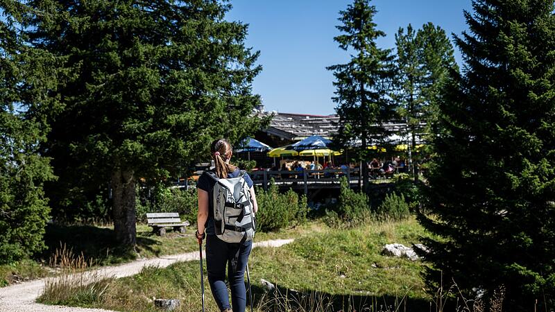 Eine Wanderin auf einem Wanderweg