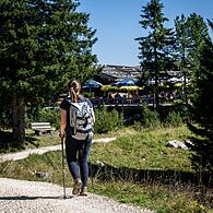 Eine Wanderin auf einem Wanderweg