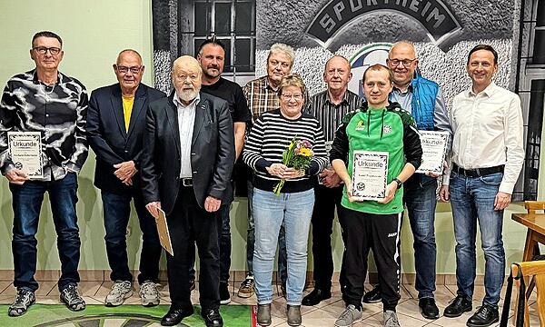Der TSC Mainleus ehrte langjährige Mitglieder (von links): Gerhard Liebermann, Zweiter Vorstand Wolfang Pöpperl, Werner Götz, M. Konrad, Udo Fischer, Heidi Dittmann, Armin Rosenbauer, Kamil Trojanowski, Torsten Schulz und Vorstand Robert Bosch.
