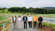 Der neue Radweg zwischen Sandberg und Waldberg wurde offiziell freigegeben von: (von links) 2. Bürgermeister Siegfried Söder, Bürgermeisterin Sonja Reubelt, Hans-Ulrich Hoßfeld (Ingenieurbüro Hoßfeld & Fischer), Manfred Rott (Staatliches Bauamt S... Der neue Radweg zwischen Sandberg und Waldberg wurde offiziell freigegeben von: (von links) 2. Bürgermeister Siegfried Söder, Bürgermeisterin Sonja Reubelt, Hans-Ulrich Hoßfeld (Ingenieurbüro Hoßfeld & Fischer), Manfred Rott (Staatliches Bauamt S...