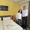 Jürgen Bohn und Luz Aidee Gutierrez Suarez in einem der neu gestalteten Zimmer des „Hotel am Park“.