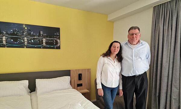 Jürgen Bohn und Luz Aidee Gutierrez Suarez in einem der neu gestalteten Zimmer des „Hotel am Park“.