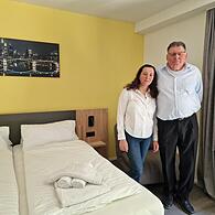 Jürgen Bohn und Luz Aidee Gutierrez Suarez in einem der neu gestalteten Zimmer des „Hotel am Park“.