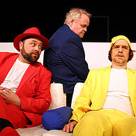 Patrick L. Schmitz, Stephan Bach und Benjamin Bochmann (v. l) setzen in „Kunst“ eine langjährige Freundschaft auf Spiel.