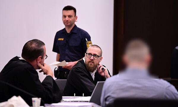 Rechtsanwalt Sören Jungkunz aus Nürnberg sowie einer der Angeklagten aus dem Landkreis Erlangen-Höchstadt.