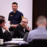 Rechtsanwalt Sören Jungkunz aus Nürnberg sowie einer der Angeklagten aus dem Landkreis Erlangen-Höchstadt.