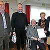 Auf unserem Bild gratulieren (von links) Alfred Baumgärtner vom VdK-Kreisverband Kulmbach, Kaplan Pavel Hardej und Bürgermeister Alexander Wunderlich (rechts), in der Mitte Georg Wamser mit seiner Ehefrau Betty. Auf unserem Bild gratulieren (von links) Alfred Baumgärtner vom VdK-Kreisverband Kulmbach, Kaplan Pavel Hardej und Bürgermeister Alexander Wunderlich (rechts), in der Mitte Georg Wamser mit seiner Ehefrau Betty.