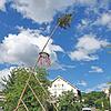 Der Kirchweihbaum wird in die Senkrechte gebracht.