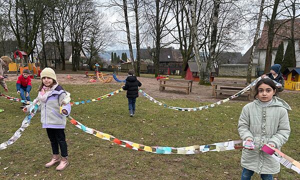 Awo Schülerhort Rödental: Die vielleicht längste Faschingsgirlande der Welt