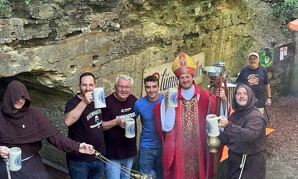 Der aus Kulmbach bekannte "Bierschoff" weihte am vergangenen Montag den Blümleinskeller auf dem Annafest.