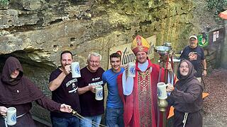 Der aus Kulmbach bekannte "Bierschoff" weihte am vergangenen Montag den Blümleinskeller auf dem Annafest.