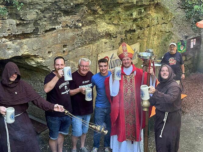 Der aus Kulmbach bekannte "Bierschoff" weihte am vergangenen Montag den Blümleinskeller auf dem Annafest.