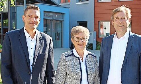 Bei der „Übergabe“ (v. l.): Der neue Kämmerer Johannes Kreß, die bisherige Kämmerin Carmen Sumpf und der Forchheimer Landrat Hermann Ulm.