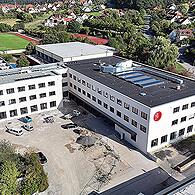 Die Baustelle des Friedrich-Rückert-Gymnasiums in Ebern (Aufnahme vom Herbst 2023). Inzwischen ist der alte Fachtrakt mit den Sheddächern links oben auch verschwunden.