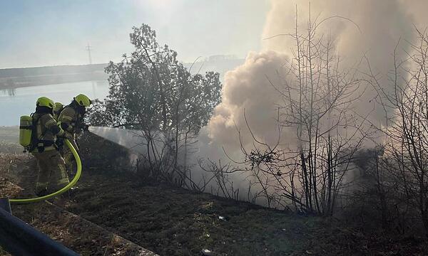 Auf Höhe Nankendorf landete ein Fahrzeug im Graben, geriet in Brand und musste gelöscht werden.