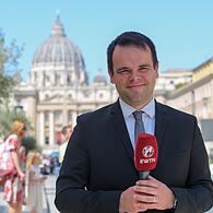 Rudolf Gehrig mit dem Petersdom im Hintergrund