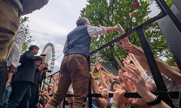 Das Festbier läuft, das erste Fass ist angezapft.