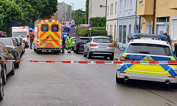 Mann fährt in Passau mit Auto in Menschengruppe