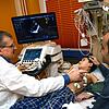 Ultraschalluntersuchung: Sven Dittrich, Leiter der Kinderkardiologie der Uniklinik Erlangen, erklärt Pflegevater Ajmal Farman, was bei Mohibs Operationen erreicht wurde. Ultraschalluntersuchung: Sven Dittrich, Leiter der Kinderkardiologie der Uniklinik Erlangen, erklärt Pflegevater Ajmal Farman, was bei Mohibs Operationen erreicht wurde.