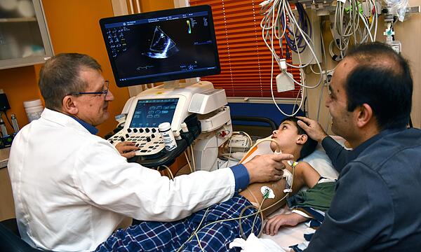 Ultraschalluntersuchung: Sven Dittrich, Leiter der Kinderkardiologie der Uniklinik Erlangen, erklärt Pflegevater Ajmal Farman, was bei Mohibs Operationen erreicht wurde.